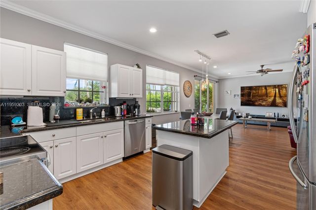 1095 Chenille Cir, Weston, FL 33327