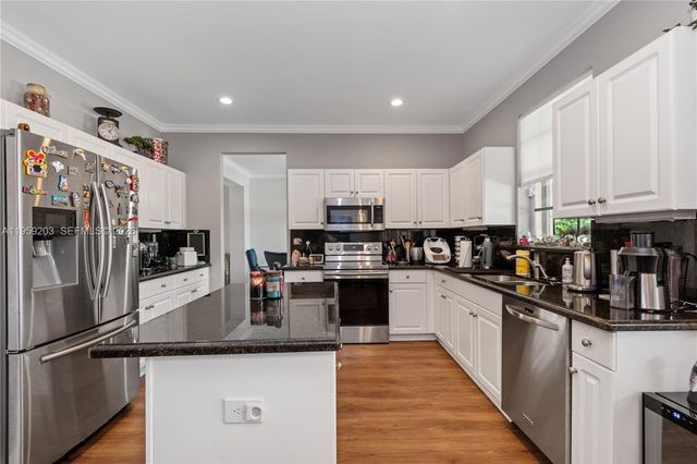 1095 Chenille Cir, Weston, FL 33327