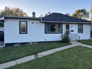 24 Washington Terrace, Waukegan, IL 60085