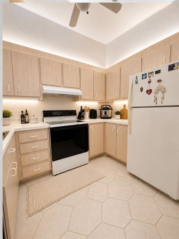 301 N Pine Island Road 220, Plantation, FL 33324
