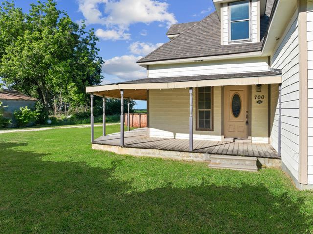 700 Harrel Avenue, Bynum, TX 76631