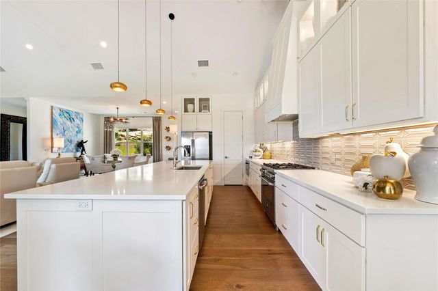 104 Smugglers CV, Horseshoe Bay, TX 78657