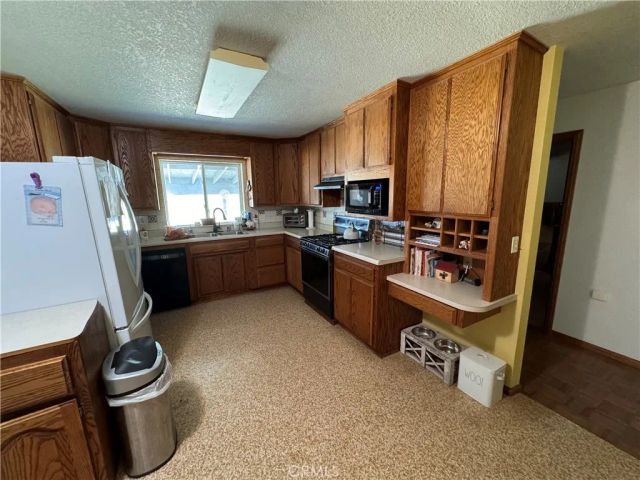 35648 Mountain View Road, Hinkley, CA 92347