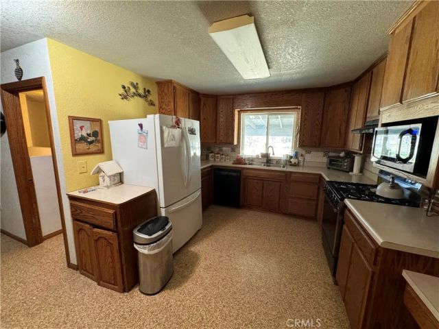 35648 Mountain View Road, Hinkley, CA 92347