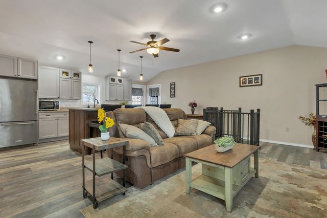 11 E Dunbarton Road, Goffstown, NH 03045