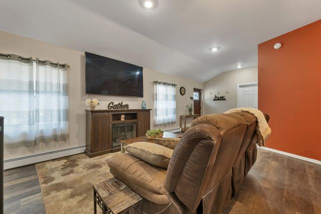 11 E Dunbarton Road, Goffstown, NH 03045