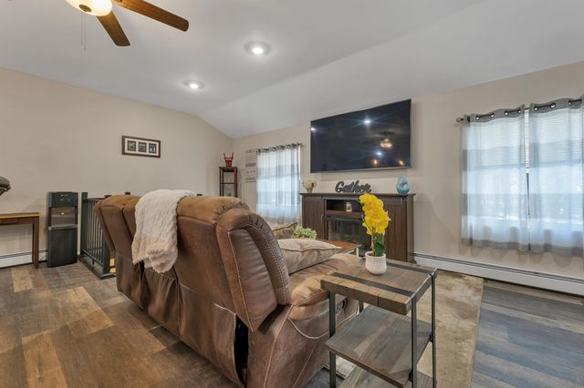 11 E Dunbarton Road, Goffstown, NH 03045