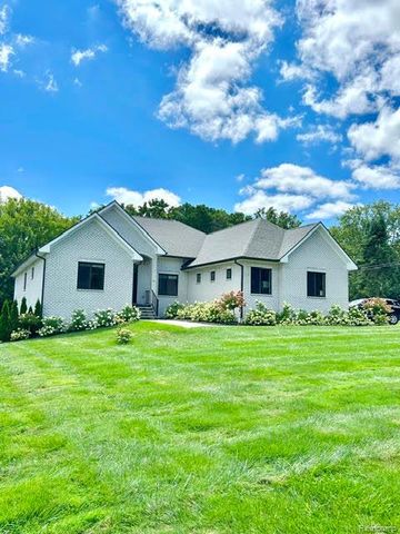 39 Stark Road, Rochester Hills, MI 48307