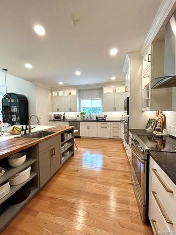 39 Stark Road, Rochester Hills, MI 48307
