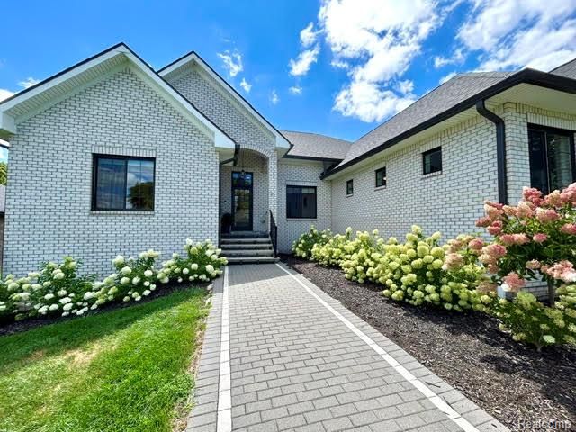 39 Stark Road, Rochester Hills, MI 48307