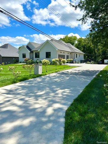 39 Stark Road, Rochester Hills, MI 48307