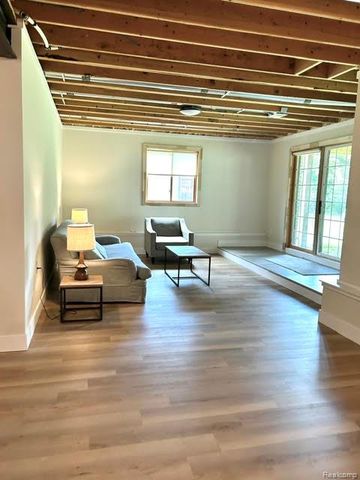 39 Stark Road, Rochester Hills, MI 48307