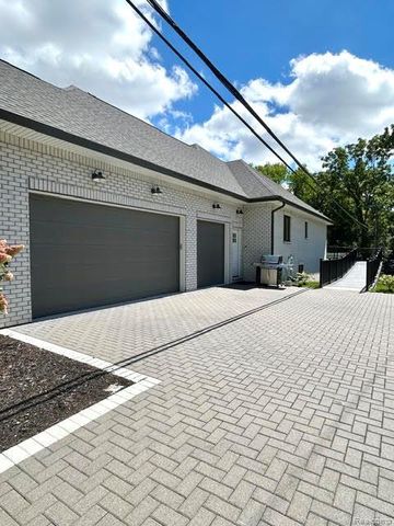 39 Stark Road, Rochester Hills, MI 48307