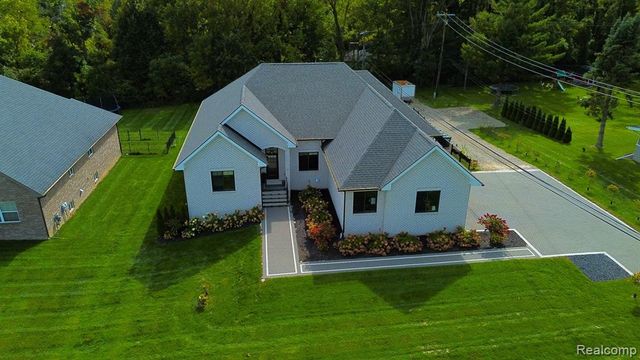 39 Stark Road, Rochester Hills, MI 48307