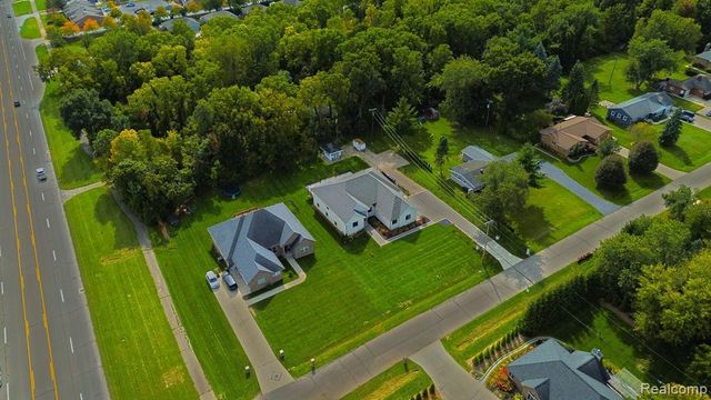 39 Stark Road, Rochester Hills, MI 48307
