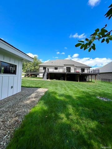 39 Stark Road, Rochester Hills, MI 48307