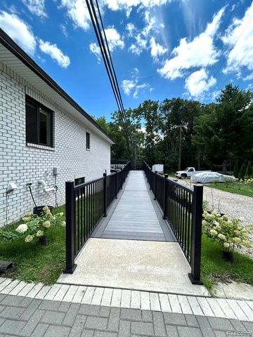 39 Stark Road, Rochester Hills, MI 48307