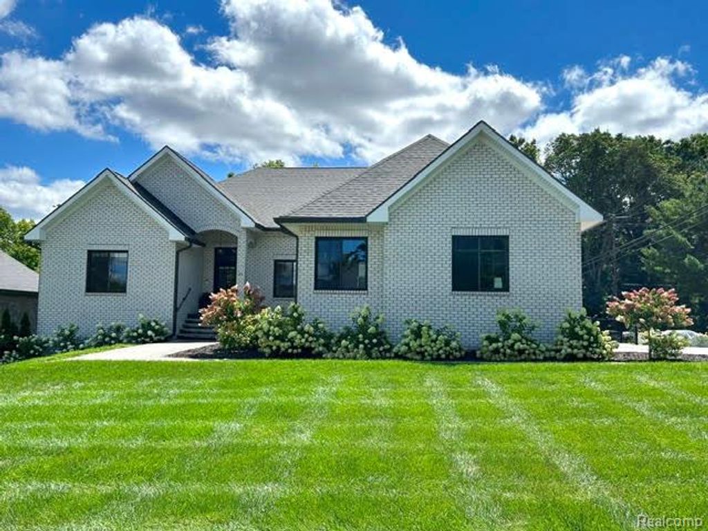 39 Stark Road, Rochester Hills, MI 48307