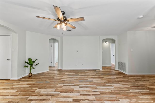 111 Quail Hollow DR, Hutto, TX 78634