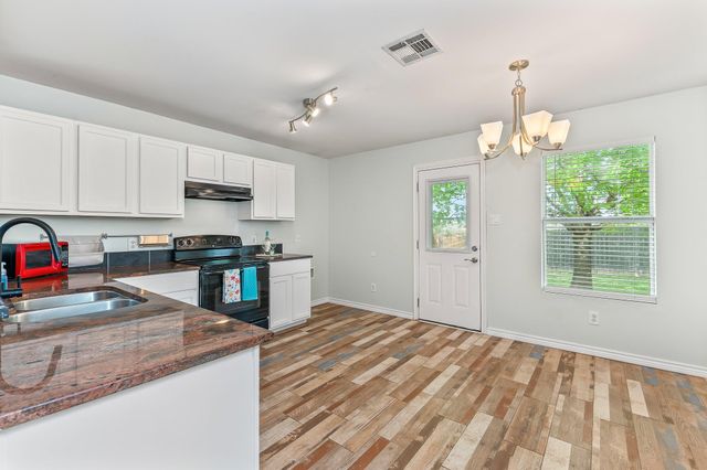 111 Quail Hollow DR, Hutto, TX 78634