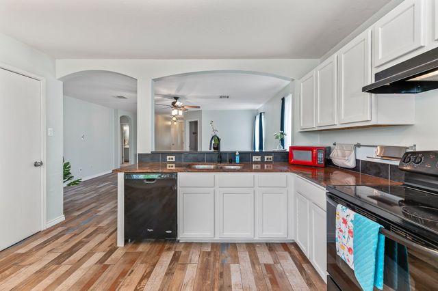 111 Quail Hollow DR, Hutto, TX 78634