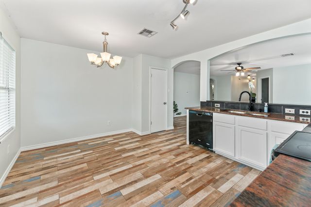 111 Quail Hollow DR, Hutto, TX 78634