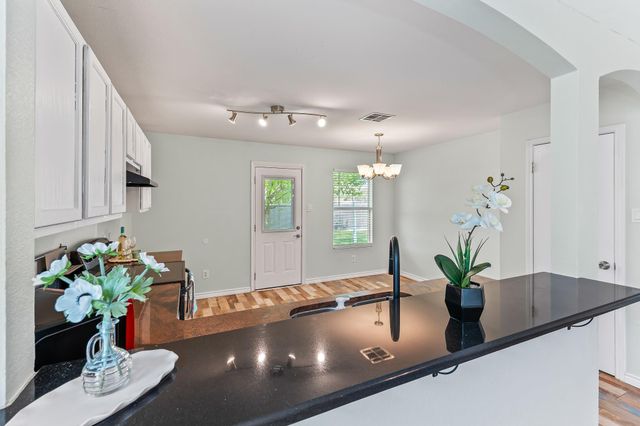 111 Quail Hollow DR, Hutto, TX 78634