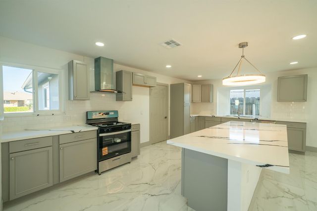 1813 Lupin Ln, Ceres, CA 95307