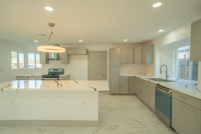 1813 Lupin Ln, Ceres, CA 95307