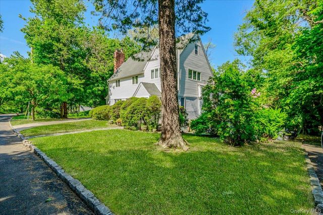 27 Ridge Drive E, Great Neck, NY 11021