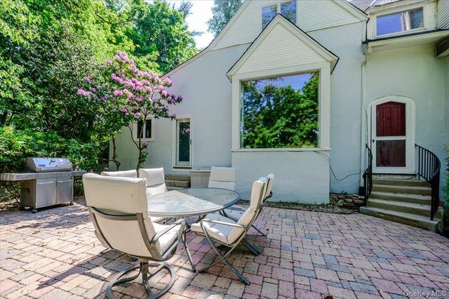 27 Ridge Drive E, Great Neck, NY 11021