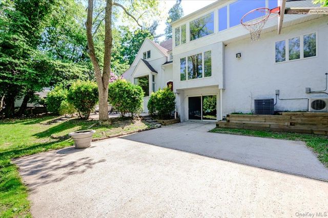 27 Ridge Drive E, Great Neck, NY 11021