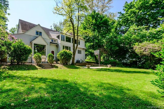27 Ridge Drive E, Great Neck, NY 11021