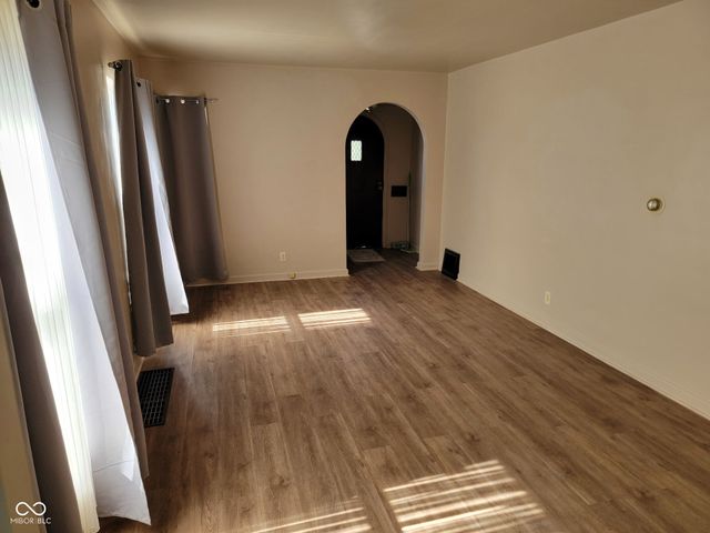 57 S 11 th Avenue S, Beech Grove, IN 46107