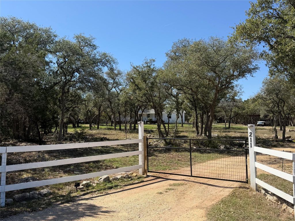 211 Creekwood CT, Spring Branch, TX 78070