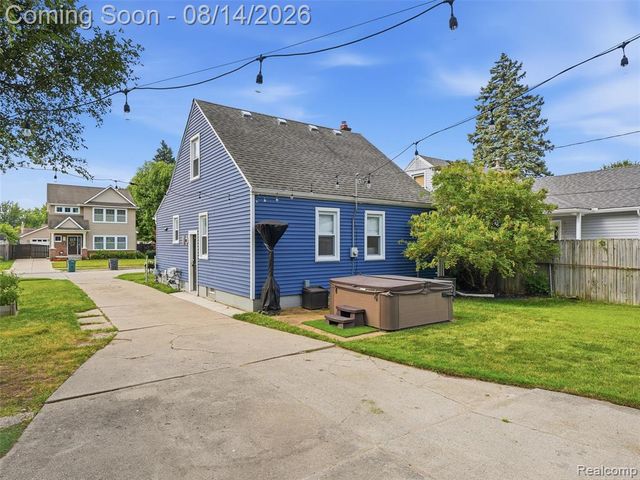 2056 Cambridge Road, Berkley, MI 48072