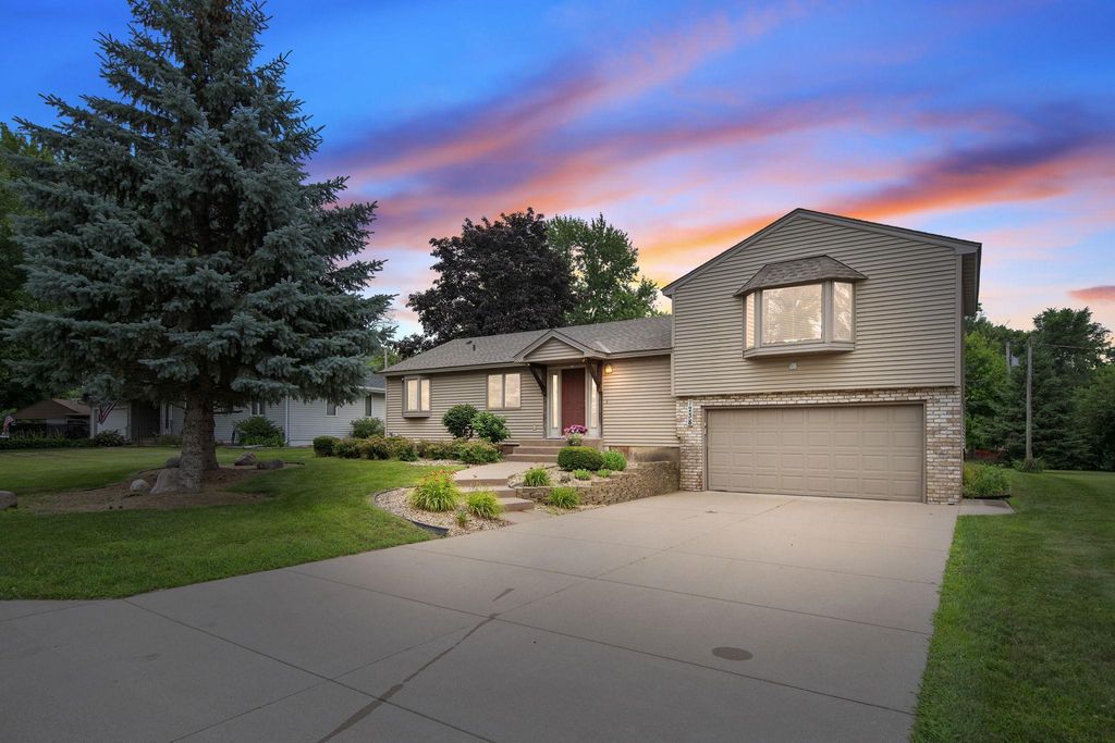 1238 Shryer Avenue E, Maplewood, MN 55109