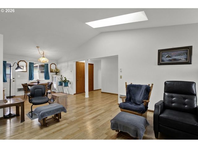 1960 40TH St, Florence, OR 97439