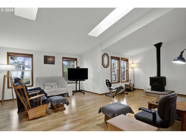 1960 40TH St, Florence, OR 97439