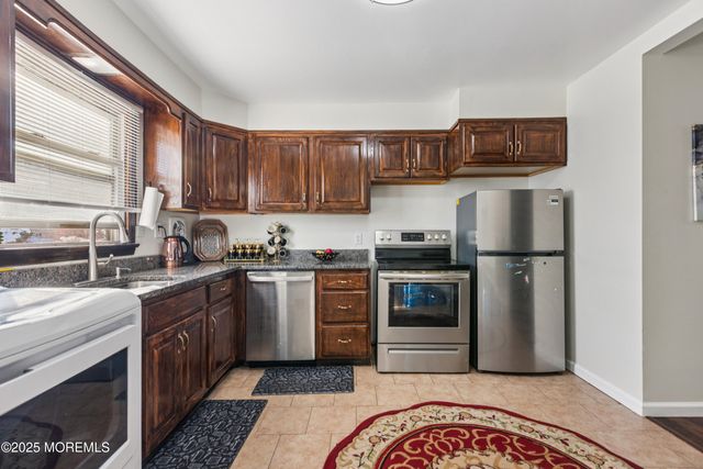 41 Pinetree Drive, Parlin, NJ 08859