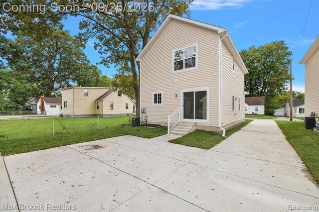 27824 Groveland Street, Madison Heights, MI 48071