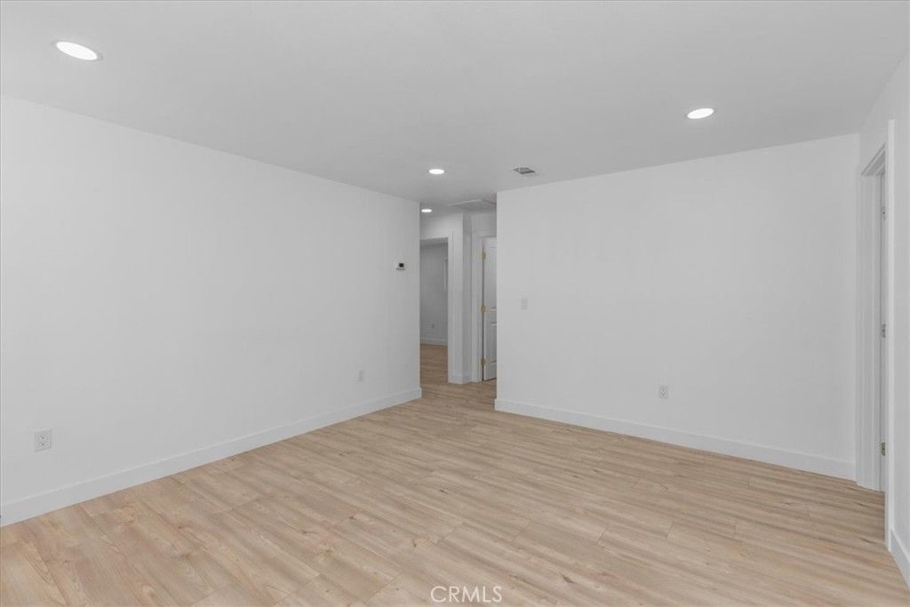 Image 11 of property listing at 9812 Redwood, Hesperia, CA 92345