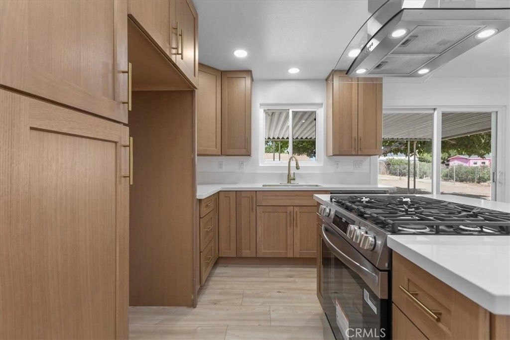Image 17 of property listing at 9812 Redwood, Hesperia, CA 92345