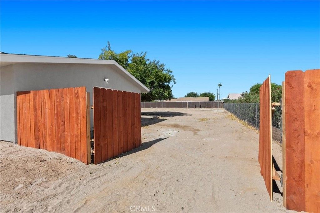 Image 33 of property listing at 9812 Redwood, Hesperia, CA 92345