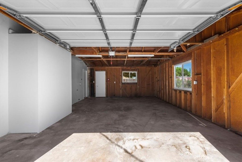 Image 35 of property listing at 9812 Redwood, Hesperia, CA 92345