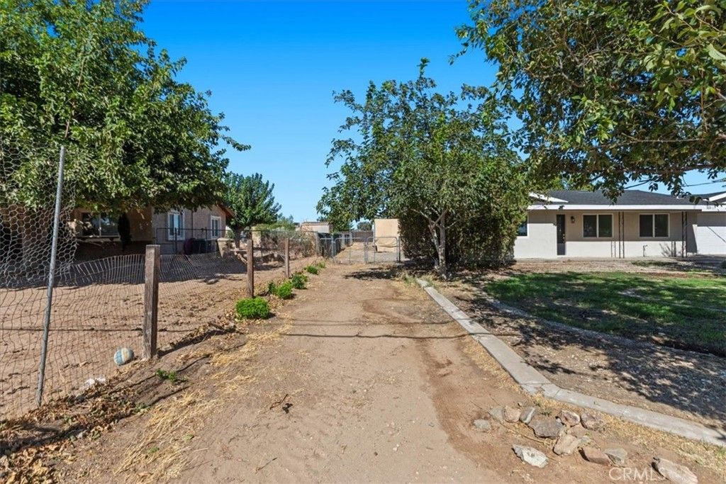 Image 38 of property listing at 9812 Redwood, Hesperia, CA 92345
