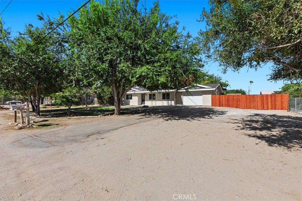Image 5 of property listing at 9812 Redwood, Hesperia, CA 92345