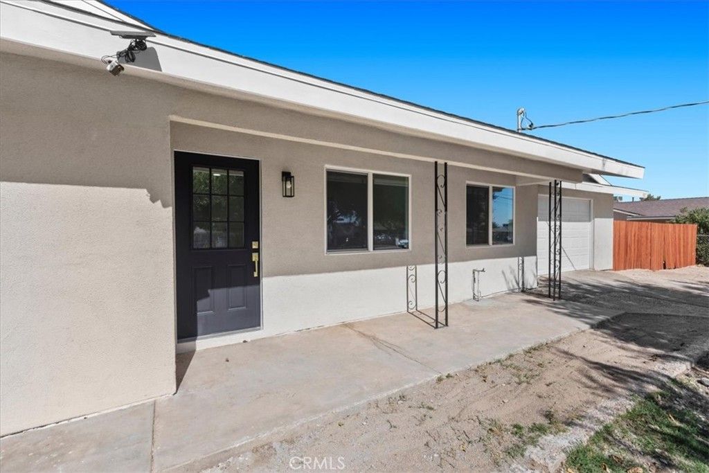 Image 6 of property listing at 9812 Redwood, Hesperia, CA 92345