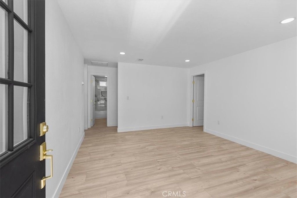 Image 7 of property listing at 9812 Redwood, Hesperia, CA 92345