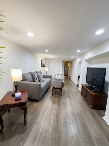 5549 N Parkside Avenue, Chicago, IL 60630